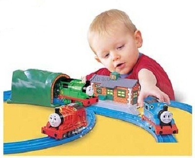 Детская игрушка Tomy Железная дорога с тремя инерционными паровозиками