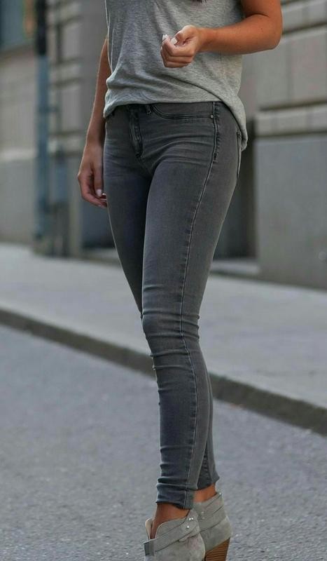 Девушки с серыми джинсами