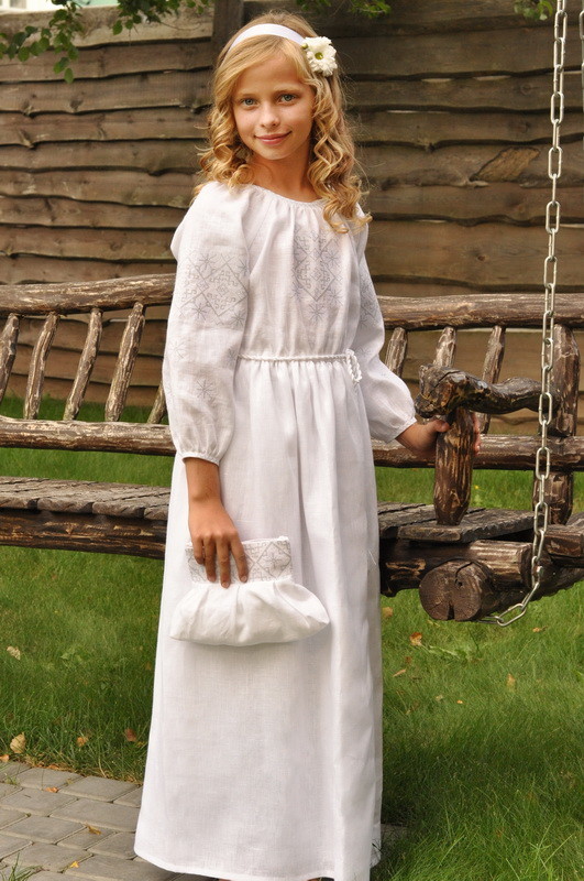 Святкова дитяча сукня з натурального льону з білою вишивкою фото №1