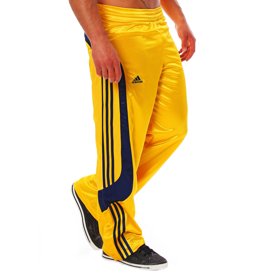 Желтые штаны мужские. Спортивные брюки адидас с желтыми лампасами. Штаны адидас мужские с желтыми полосками adidas. Штаны адидас самосбросы мужские. Adidas Basketball Club штаны.