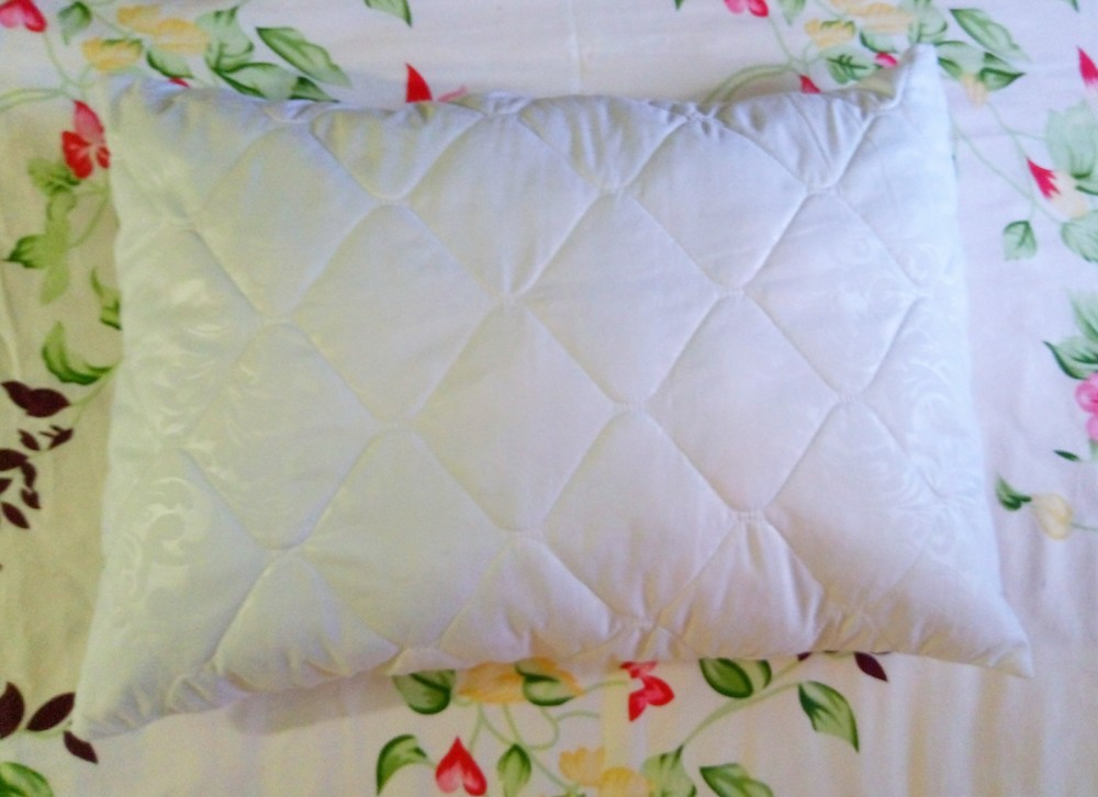 Холлофайбер сколько на подушку. Подушка из холофайбера для сна. Подушка стеганая комбинированная. Чехол на 70х70 стеганая декоративная подушка.