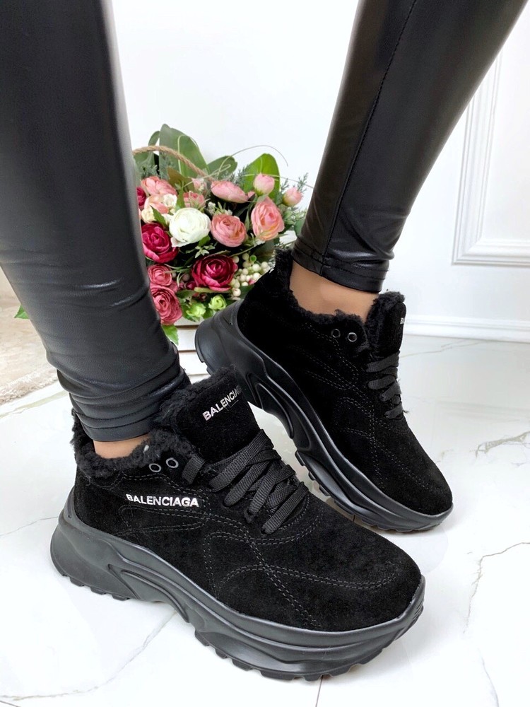 Черные женские зимние кроссовки