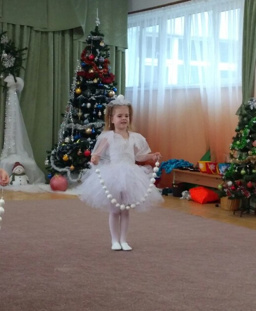 Костюм платье бусинки снежинки на 4-7 лет. фото №1