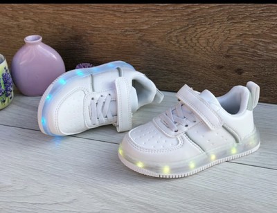 Мега стильные белые -кроссовки с подзарядкой от USB