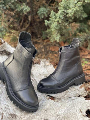 Зимові жіночі шкіряні чорні черевики на низькому ходу, спереду замок,натуральна шкіра