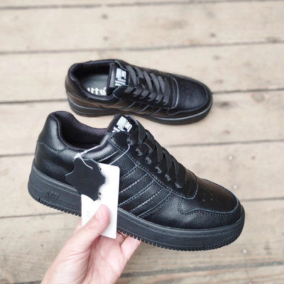 Жіночі чорні шкіряні кросівки, натуральна шкіра
