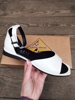 Білі шкіряні босоніжки на низькому ходу, закрита п'ятка, натуральна шкіра