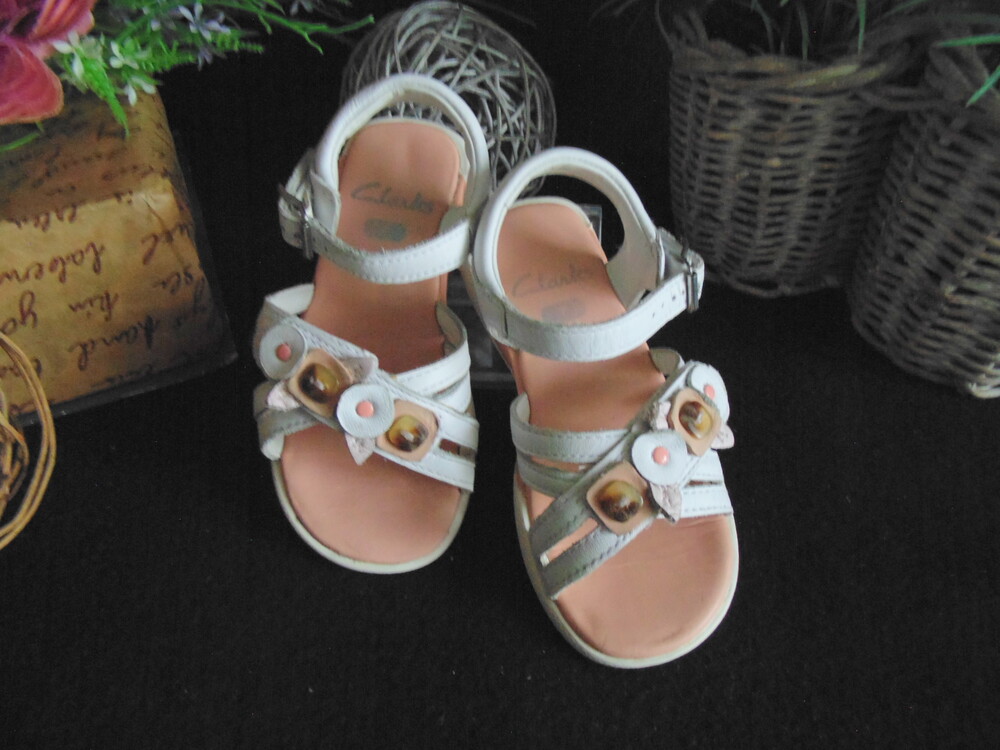 Суперові шкіряні босоніжки clarks 24(7)р,уст.15,5см.мега вибір одягу та взуття фото №1