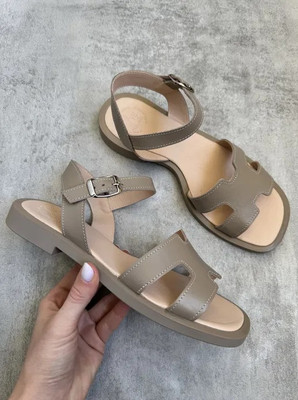 Бежеві шкіряні жіночі босоніжки на низькому ходу