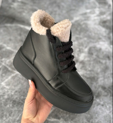 Жіночі зимові шкіряні чорні черевики на платформі