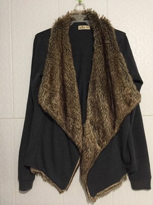 Много классных лотов! Брендовая кофточка с меховым воротником.